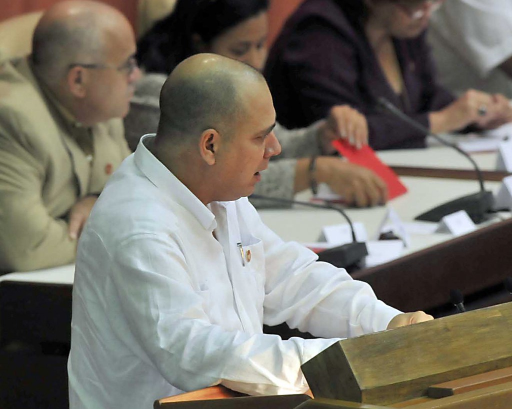 Roberto Morales Ojeda, Ministro de Salud Pública, interviene durante el Segundo Período Ordinario de Sesiones de la Octava Legislatura de la Asamblea Nacional del Poder Popular (ANPP), en el Palacio de Convenciones de La Habana, Cuba, el 21 de diciembre de 2013. Foto: José Raúl Rodríguez Robleda.