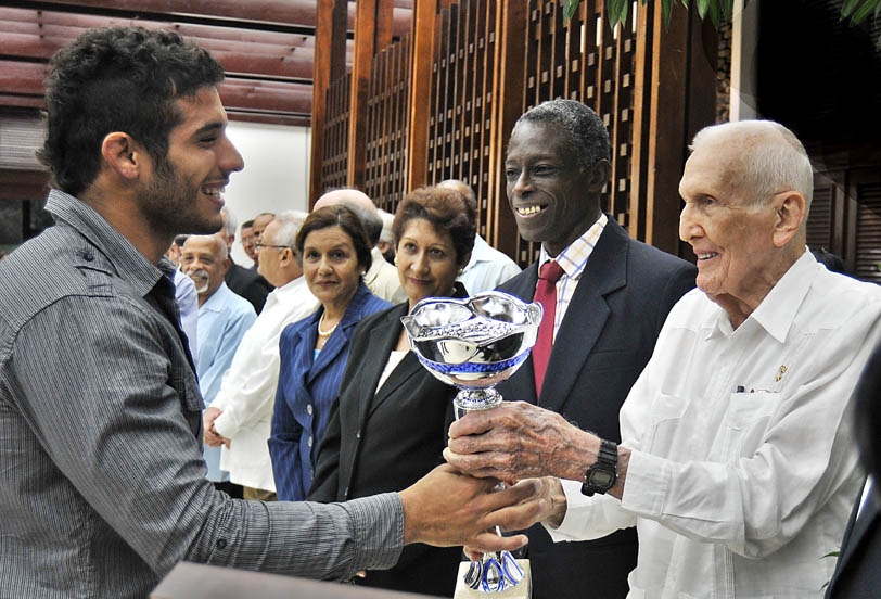 Asley González recibe de manos del presidente del Comité OIímpico Cubano el trofeo como mejor deportista de Cuba en 2013. Foto: José R. Rodríguez Robleda
