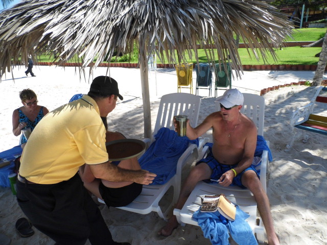 El servicio exquisito es una de las bondades del hotel Brisas-Guardalavaca en Holguín. Foto: Rafael Hojas Martínez