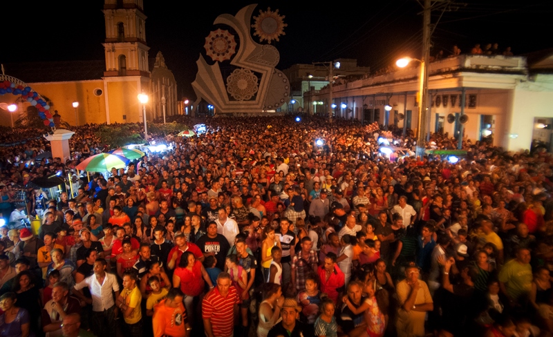 Los asistentes admiran el trabajo de plaza de San Salvador. Al fondo, el trabajo de plaza apagado de El Carmen. Foto: Carlos Ernesto Escalona Martí