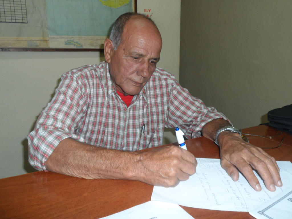 Ismael Flores Camejo - Pinar del Río - Cuba Ismael Flores Camejo ha dedicado más de medio siglo de su vida al sector de la construcción, por lo cual recibió el reconocimiento de trabajador cincuentenario el Día del constructor.