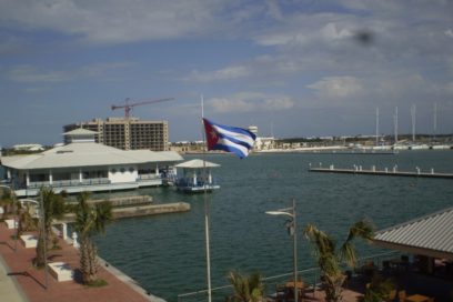 Banderas y sellos de la CTC a constructores en Varadero