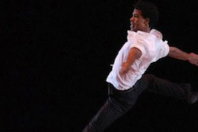 Condecora Reina de Inglaterra a bailarín cubano Carlos Acosta