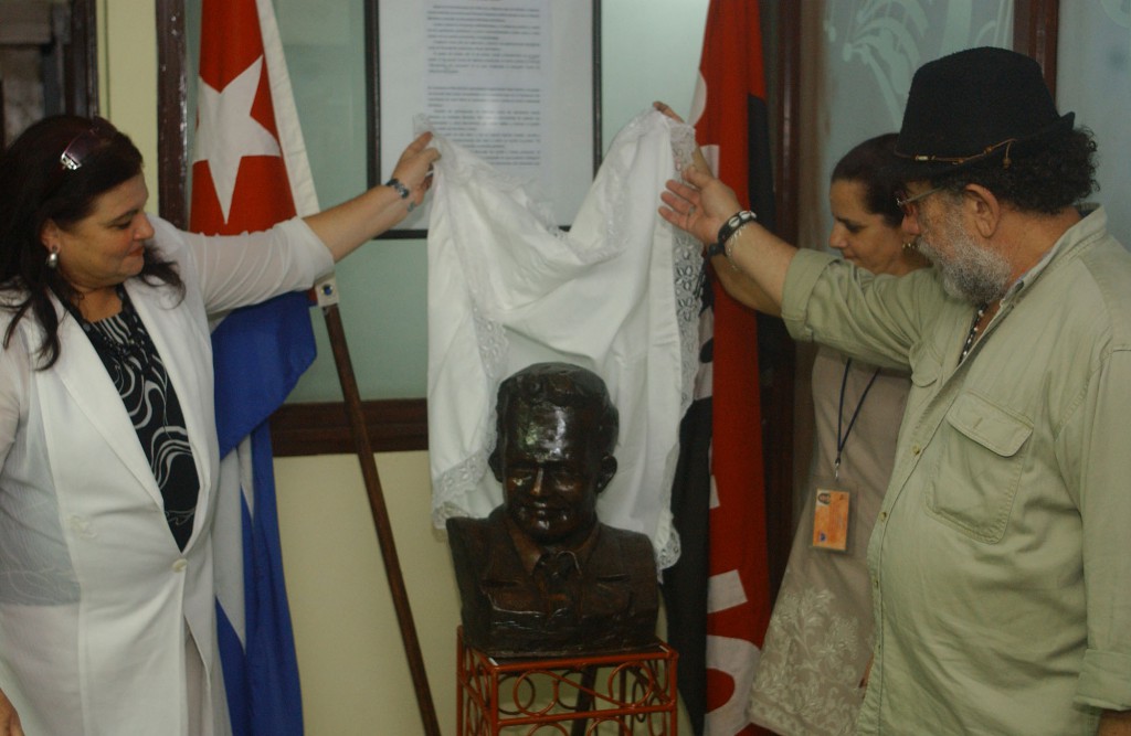 Busto de Raúl Gómez García develado en la sede de la CTC Nacional, en ocasión del Día del Trabajador de la Cultura. Foto: César A. Rodríguez
