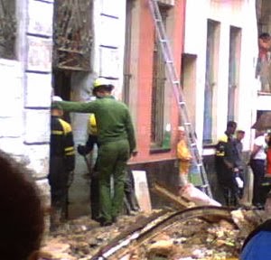 En Campanario 619, entre Salud y Reina, en Centro Habana, un derrumbe provocó la muerte de dos personas. Foto: Fanalcubano.blogspot.com