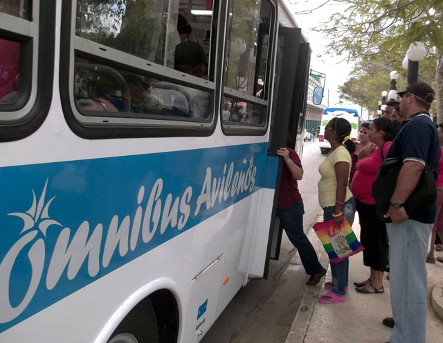 Los nuevos ómnibus Diana no satisfacen la demanda, pero alivian la situación del transporte urbano. (Foto: José Luis Martínez Alejo) Los nuevos ómnibus Diana no satisfacen la demanda, pero alivian la situación del transporte urbano. (Foto: José Luis Martínez Alejo)