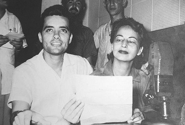 Noel Pérez junto a Violeta Casal en una de las transmisiones de Radio Rebelde desde Santiago de Cuba. Foto: Miguel Rubiera Jústiz