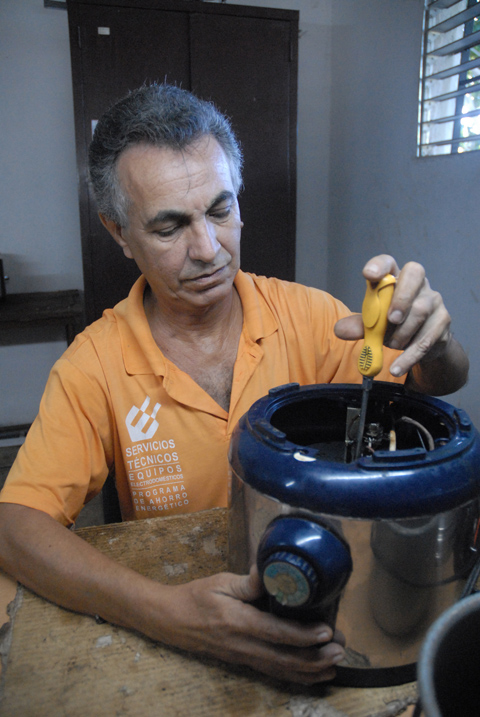 A pesar de las buenas intenciones de Mariano Mauri, no pudo arreglar la olla: faltaba la pieza. Foto: Agustín Borrego