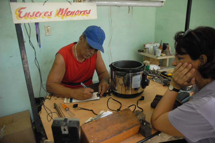 Rogelio Piloto siempre entrega el vale al cliente. Foto: Agustín Borrego