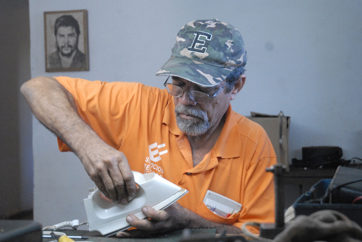 Lorenzo Durán, quien lleva 25 años como mecánico, trata siempre de resolver los problemas de sus clientes. Foto: Agustín Borrego