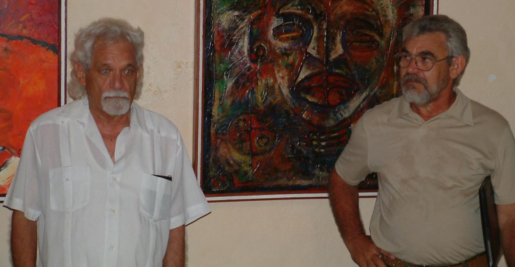 Junto a Pablo Armando Fernández, Premio Nacional de Literatura 1996, en la inauguración de una de sus múltiples exposiciones personales.
