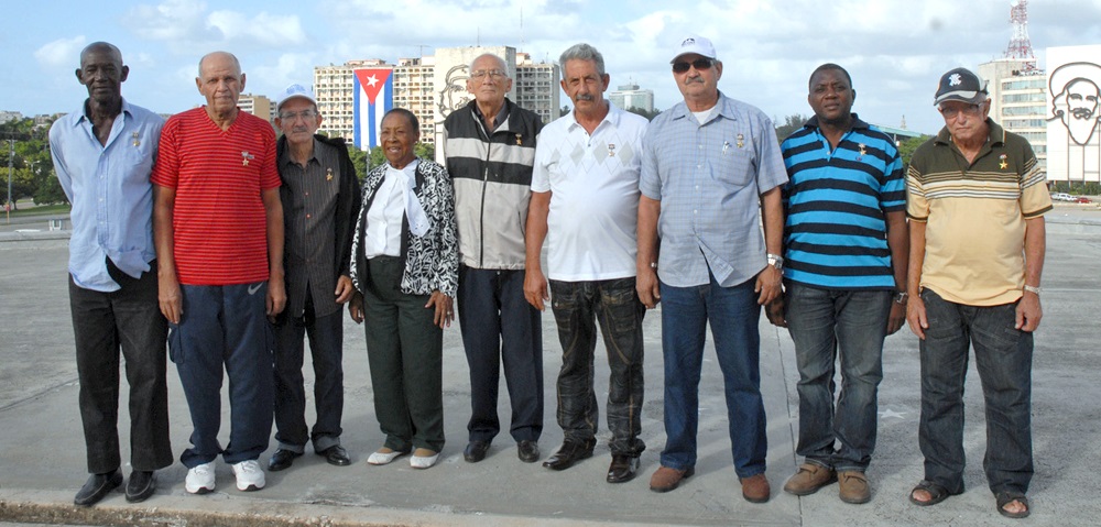 Héroes y Heroínas de la República de Cuba del sector de la construcción. En la foto, de izquierda a derecha: Luis M. Tras Antomarchi; Neryls Gamboa Martínez; Antonio V. Campos Toribio; Dominga Hernández Martí; Viterbo A. Orelly Díaz; Isidro Samuel Valdez Hernández; Eduardo Heredia Varela; Ricardo Veranes Carrión; y Humberto Gonzáles Vergara.
