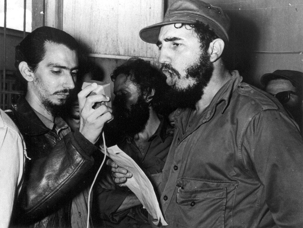 En las primeras horas del 1º de enero de 1959, a través de Radio Rebelde, el Comandante en Jefe ordenó a sus tropas no detener las operaciones y llamó al pueblo a prepararse para una huelga general que impidiera el escamoteo del triunfo. Foto: Cortesía de la Oficina de Asuntos Históricos del Consejo de Estado.