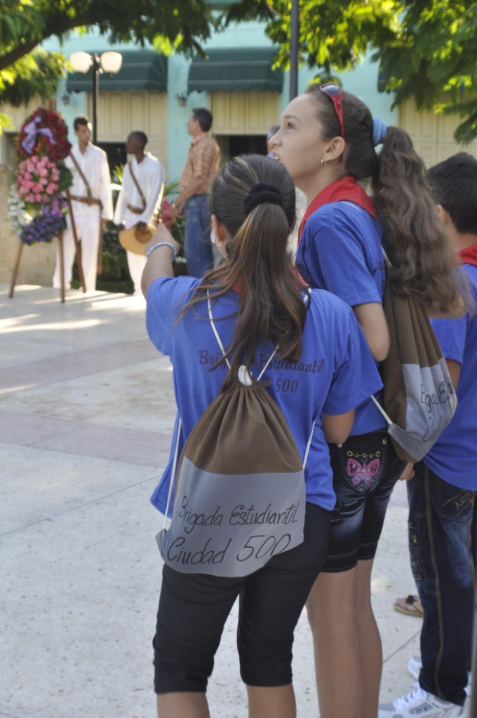 Los niños, como miembros de la brigada estudiantil Ciudad 500, también participaron en la labor divulgativa de la OHCC sobre la historia de Camagüey y las transformaciones para celebrar el nuevo aniversario. Foto: Otilio Rivero Delgado.