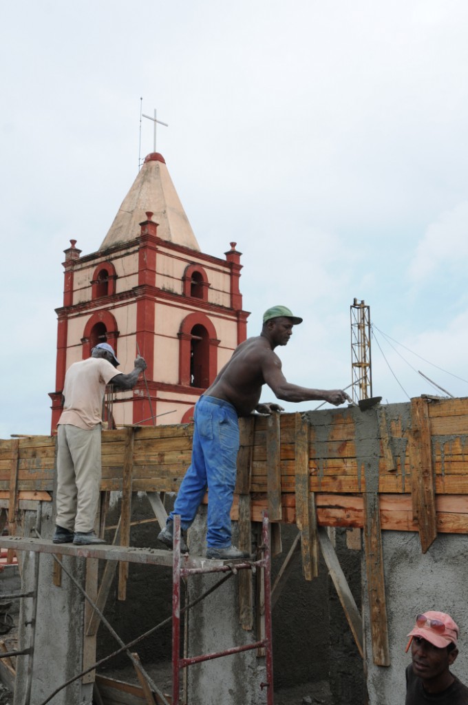 El hotel Santa María, ubicado en la Plaza del Gallo, es una de las nuevas edificaciones que se erigen en el centro histórico, en el cual por estos días se instala el techo. Foto: Orlando Durán Hernández.