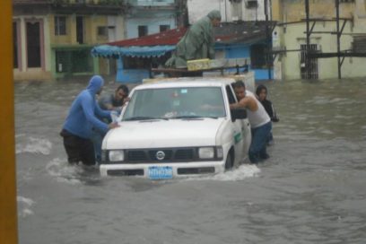 Más de 400 familias evacuadas y varios derrumbes en La Habana por intensas lluvias