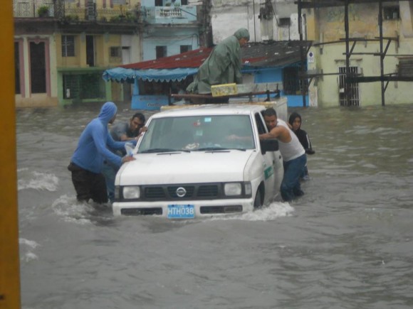 La Habana ha vivido continuas y fuertes lluvias que ha provocado inundaciones y algunos derrumbes. Foto: Julián Andrés Gutiérrez Marín, tomada de Facebook