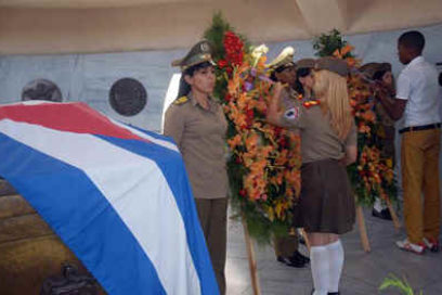 Ofrendas florales de Fidel y Raúl a Martí en Día de las FAR