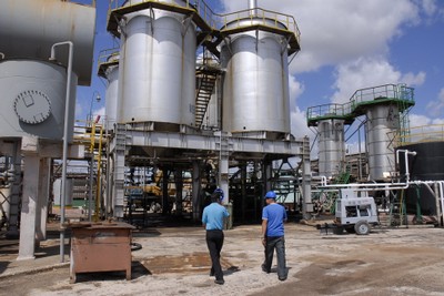 Líquido asfáltico producido en la refinería cabaiguanense fue destinado para pavimentar la Zona Especial de Desarrollo del Mariel. Foto: Vicente Brito.