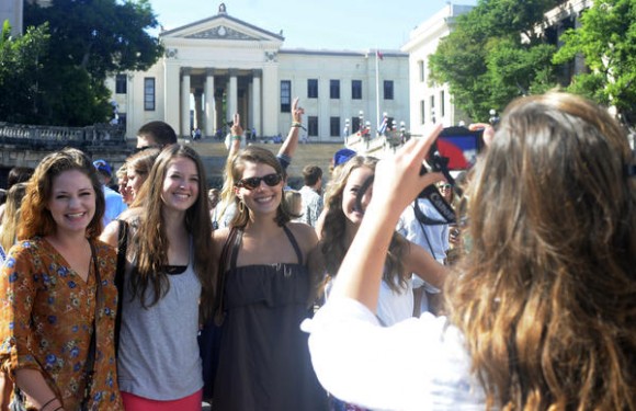 Estudiantes universitarios norteamericanos del crucero Semestre at Sea (Semestre en el Mar), visitan la Universidad de la Habana, Cuba, el 9 de diciembre de 2013. AIN FOTO/Tony Hernández Mena