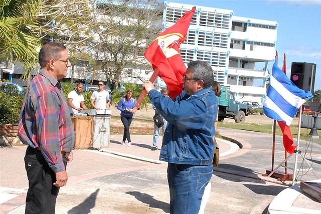 Raúl Pita Hidalgo, secretario de la CTC en el territorio, recibió la bandera de manos del presidente de la comisión organizadora del magno evento, Ulises Guilarte De Nacimiento. Foto: Daniel Mitjáns.
