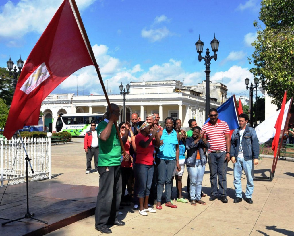 El primer colectivo que recibió la bandera XX Congreso de la CTC, entregada a la delegación cienfueguera, fue el del central 14 de Julio, el más sobresaliente del país en la actual zafra azucarera. Foto: Juan Carlos Dorado.