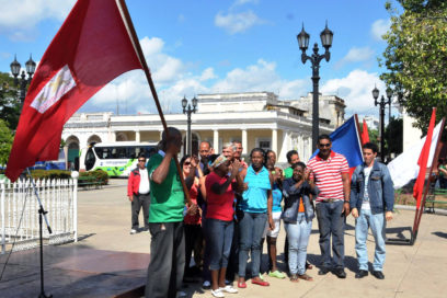 Bandera de dignidad y honor en manos proletarias