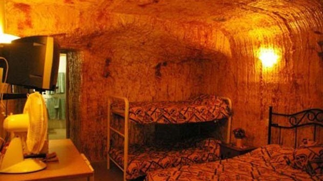 La mayoría de los hogares, negocios y edificios comunitarios en Coober Pedy son estructuras enterradas en las laderas de las colinas.