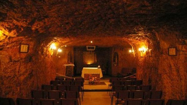 La ciudad tiene de todo; desde casas con 'ventanas', un hotel para visitantes (el único del mundo bajo tierra), comercios, restaurantes, galerías de arte y varias iglesias, entre ellas la primera iglesia ortodoxa serbia subterránea del mundo.