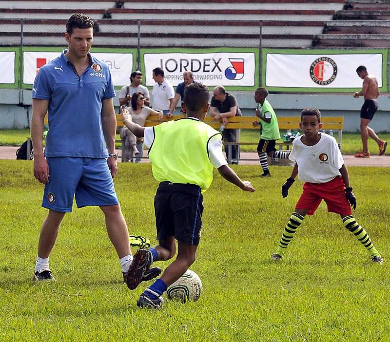 Melvin Boel, a la izquierda, supervisa la ejecución deportiva de sus alumnos