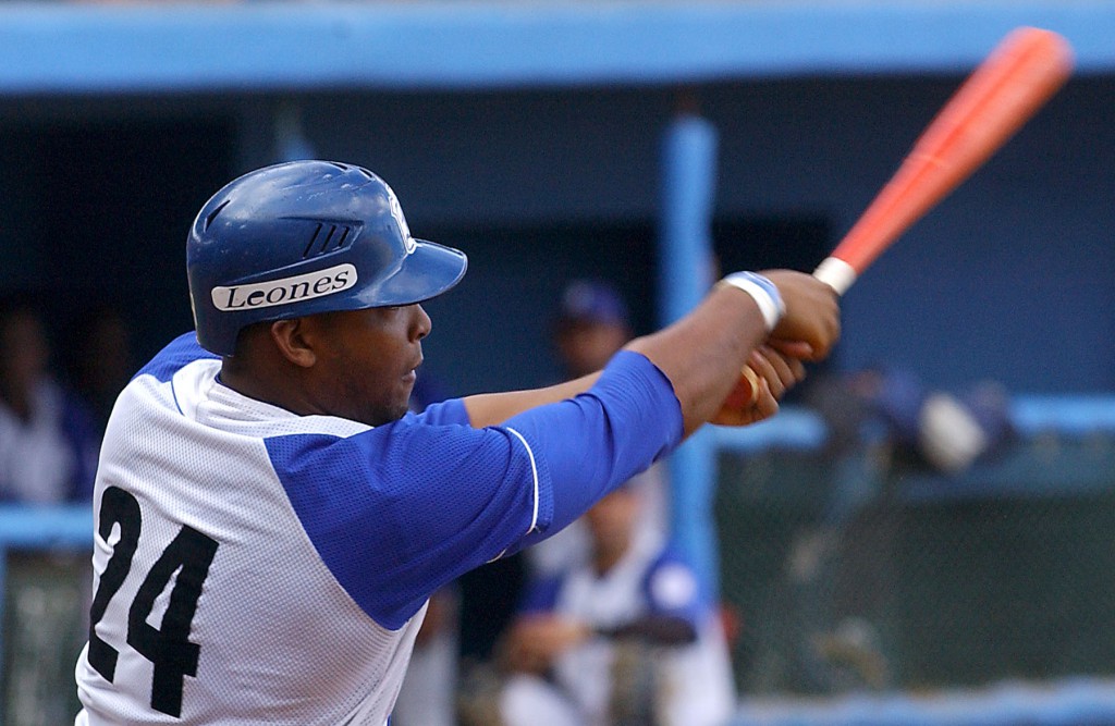 Yasmani Tomás decidió con jonrón frente a Las Tunas este domingo e Industriales aseguró el primer lugar de la tabla de posiciones. Fotos: José Raúl Rodríguez Robleda.