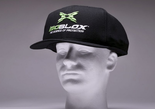 "las gorras son un poco más de media pulgada más ancha en el frente y una pulgada más ancha en los costados"