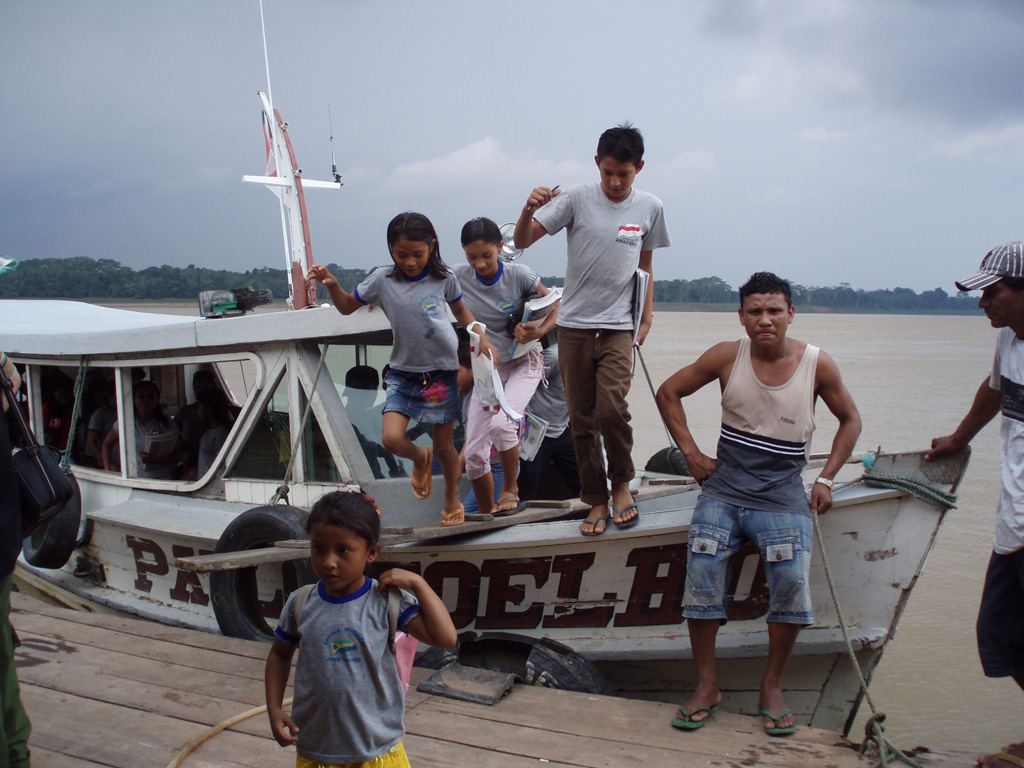 Muchos niños, que viven aislados y distantes, los transportan en barcos hasta los pueblos donde hay escuelas.