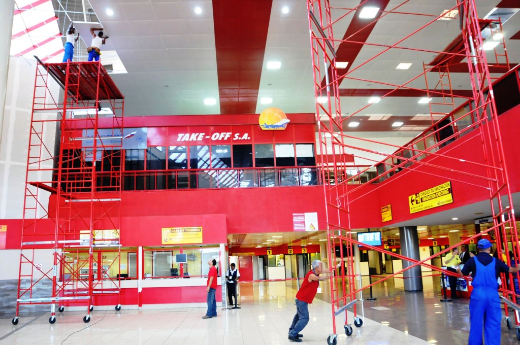 Muy complicado y riesgoso fue la colocación del falso techo en la terminal No. 3 del aeropuerto internacional José Martí. Foto: Juan Carlos Dorado.