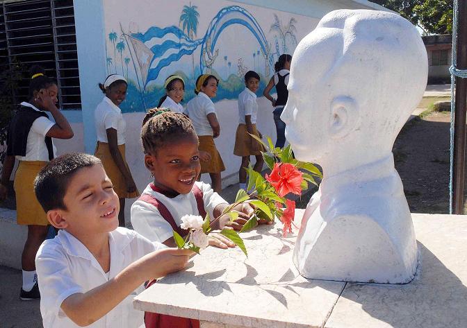 El patriotismo puede comenzar así, con un gesto de amor ante el busto del Apóstol.