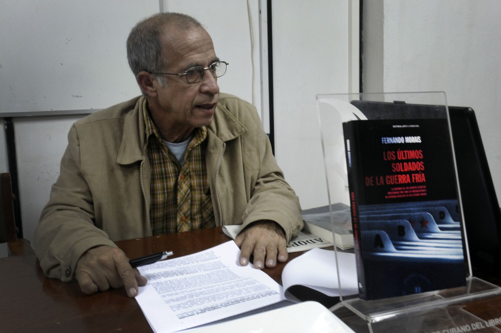 “Todo hombre con decoro que lea este libro terminará sumándose a la campaña por la liberación de los Cinco”, aseguró en la redacción del periódico Trabajadores, Víctor Rolando Malagón, director de la editorial Arte y Literatura. Fotos: René Pérez Massola