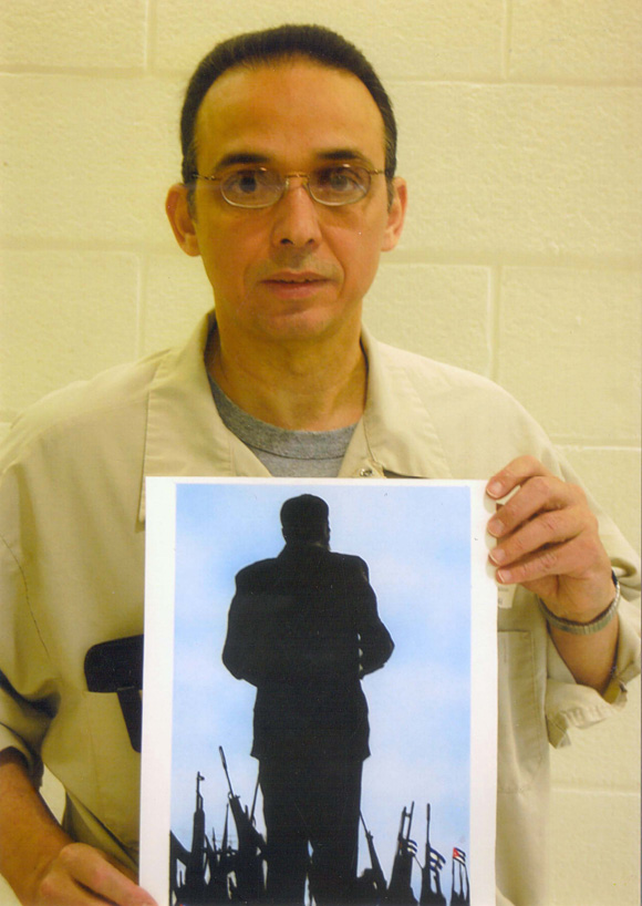 Antonio Guerrero muestra el dibujo "El Gigante".