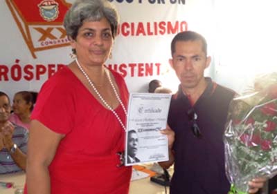 Isbel Guilarte Reyes secretaria de la CTC en Guantánamo reconoce al investigador del Centro de Desarrollo de la Montaña y delegado al XX Congreso Loexis Rodríguez Montoya. Foto: Rodny Alcolea Isbel Guilarte Reyes secretaria de la CTC en Guantánamo reconoce al investigador del Centro de Desarrollo de la Montaña y delegado al XX Congreso Loexis Rodríguez Montoya. Foto: Rodny Alcolea