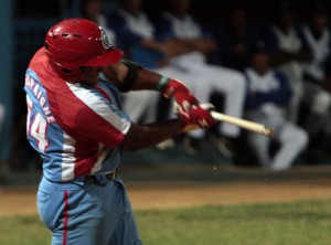 Alfredo Despaigne llegó a diez cuadrangulares en la serie (líder)