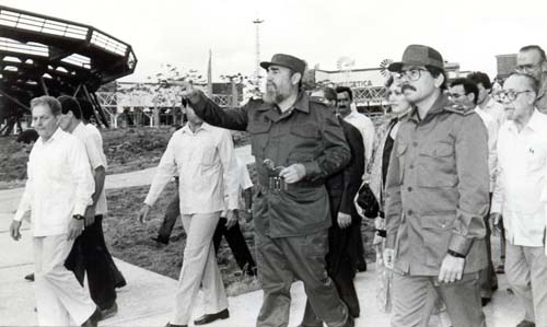Fidel y Daniel Ortega el 4 de enero de 1989 en un recorrido por Expocuba antes del acto de inauguración Fidel y Daniel Ortega el 4 de enero de 1989 en un recorrido por Expocuba antes del acto de inauguración