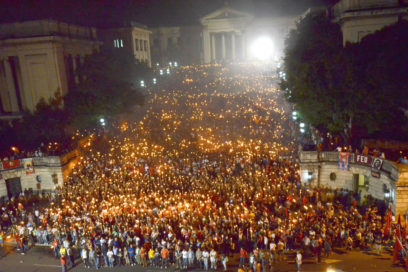 Un joven, una antorcha