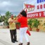 Ulises Guilarte De Nacimiento entregó a Bertha Torres la bandera XX Congreso de la CTC. Foto: Nohema Díaz Muñóz.