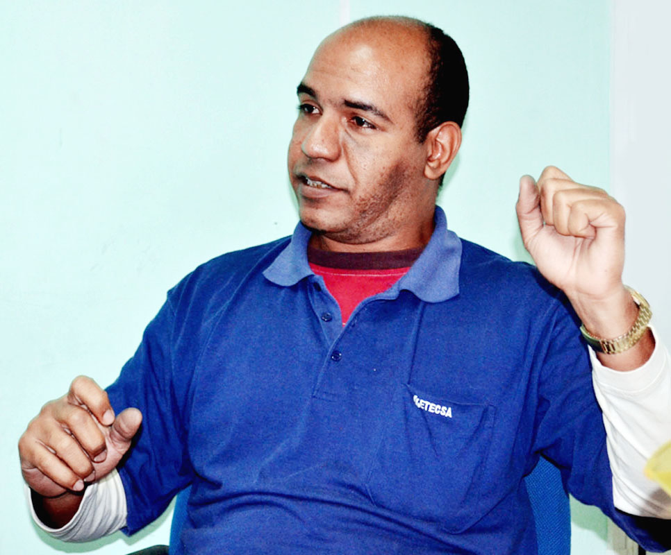 “Que dé el ejemplo en cuestiones morales…”, dijo Alaín Alfonso, técnico de Etecsa. Foto: Eddy Martin.