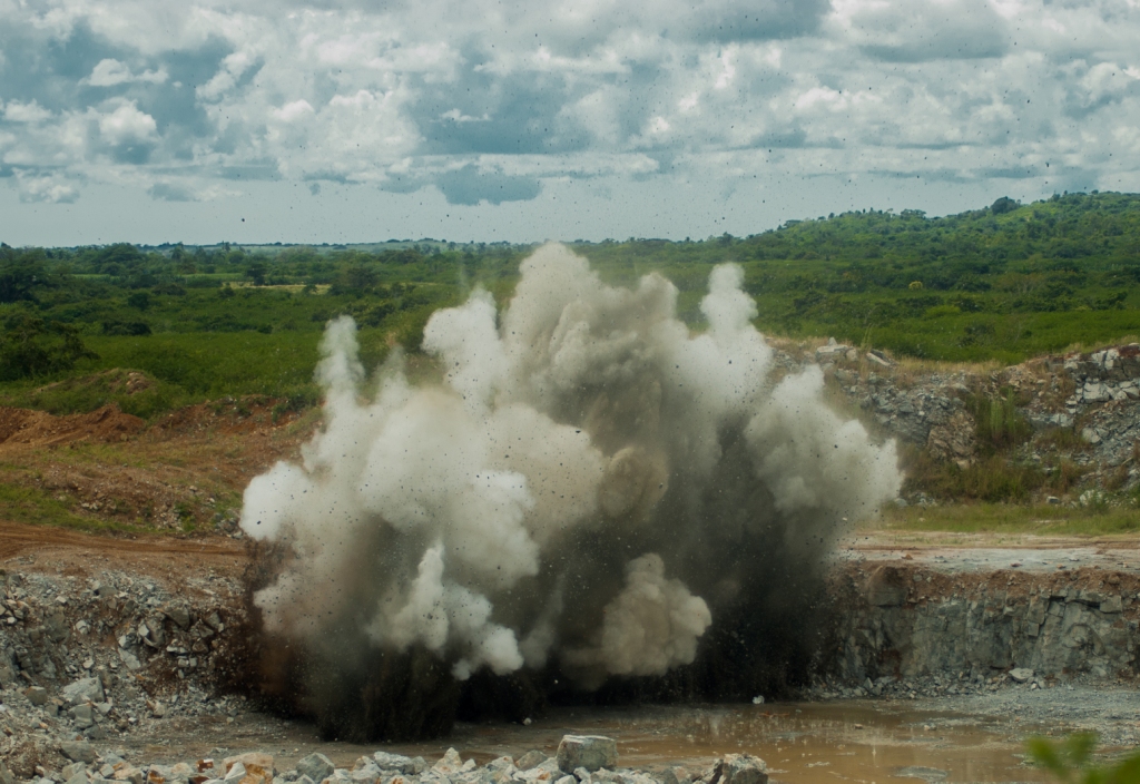 La explosión en la cantera marca el inicio de un proceso que concluye en las líneas férreas. | Fotos: Leandro Armando Pérez Pérez