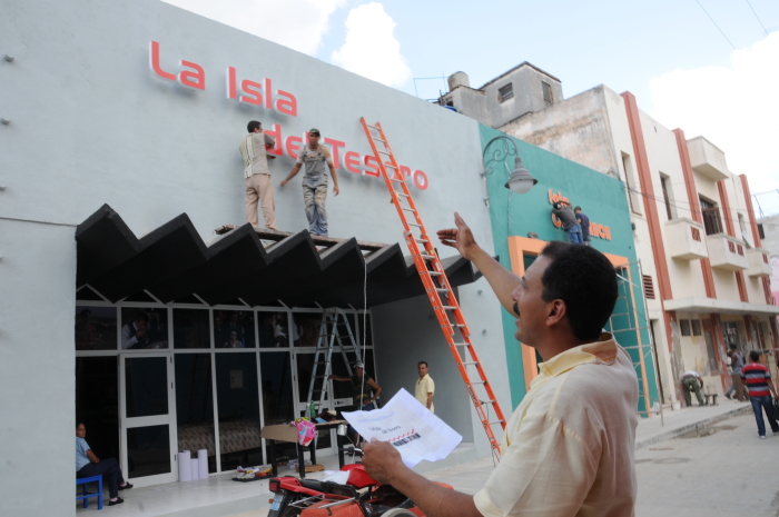 Centros de variados servicios en la calle de los cines fueron remozados y optimizaron calidad .