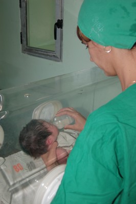 La imbricación vigente en el sistema de salud cubano, garantizan el bienestar de madres e hijos. Foto: Vicente Brito