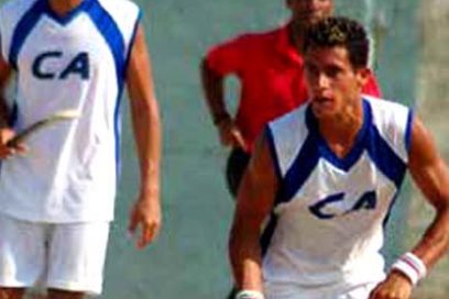 Despuntan anfitriones bastón en mano