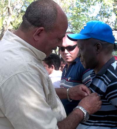 El ingeniero Juan Luis Mora condecora a uno de sus compañeros de labor con más de 25 años en la rama ferroviaria. (Foto: José Luis Martínez Alejo) El ingeniero Juan Luis Mora condecora a uno de sus compañeros de labor con más de 25 años en la rama ferroviaria. (Foto: José Luis Martínez Alejo)