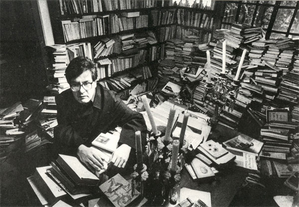 El escritor en su estudio, hace algunos años. Foto: Rogelio Cuéllar