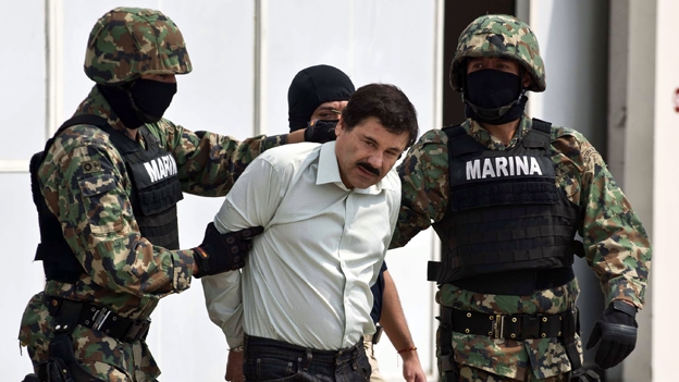 Elementos de la Marina subieron a Guzmán Loera a un helicóptero de la Policía Federal en el AICM, lo trasladarán a prisión (AFP).